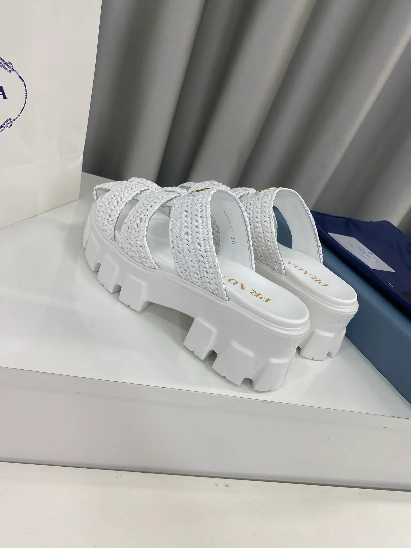 👟👟Ex-factory price 520👟👟 Prada's latest bamboo cage weaving thick-soled triangle buckle sandals☑️ Latest environmentally friendly PP material, fully hand-crocheted, just like knitting sweaters, slow work and meticulous work, retro fashionable thick-soled shoes, with woven uppers, making the whole pair of shoes light and comfortable, bright colors, satisfying various choices for fashionable people with different styles! The iconic metal triangle logo is paired with the shape of ancient beach sandals. Every design element is fashionable! Size: Women's 35-39 (34, 40, custom-made, non-returnable) Full set of counter original packaging
